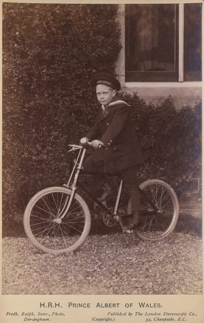 Prins Albert van Wales poseert alleen met een fiets door English Photographer